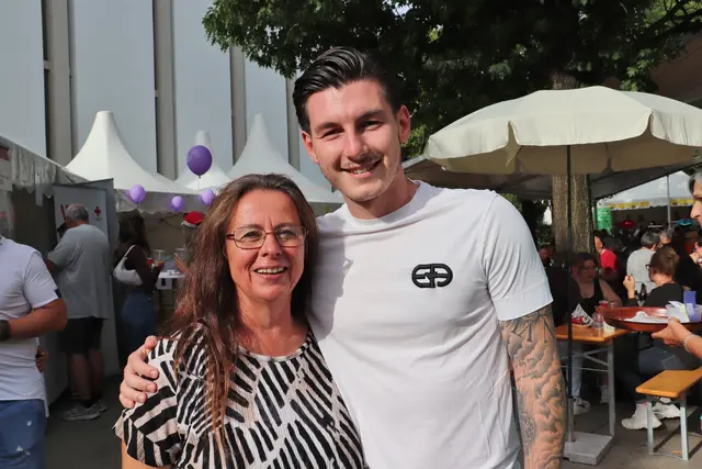 Heimvorteil für Mark Grosse. Der gebürtige Kalsdorfer ist ein Fußballstar, spielt in der Bundesliga (SV Ried) und ist ein erstklassiger Mittelfeld-Angreifer. "Gewinnen aber kann man nur im Team, beim Fußball ist man nur so stark wie die Gemeinschaft", sagte er bescheiden. Wie wahr, nicht nur beim Fußball. Das Foto zeigt ihn mit Sport-Ausschussobfrau Monika Dunkl. | Foto: Edith Ertl