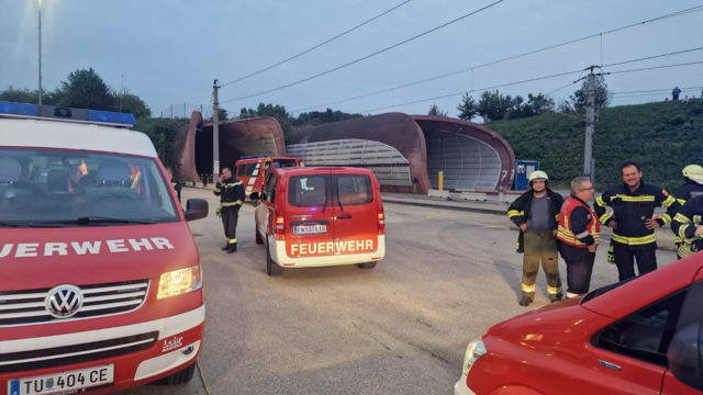 Auch Feuerwehren aus dem Bezirk Tulln waren im Einsatz. | Foto: Doku NÖ
