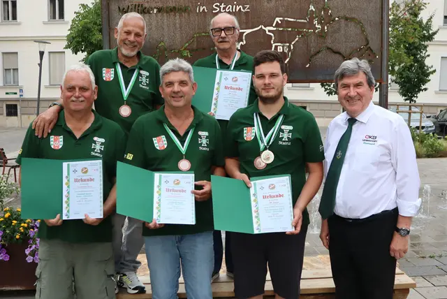 Ein würdiger Fotorahmen für die Sportler des Kameradschaftsbundes | Foto: Gerhard Langmann