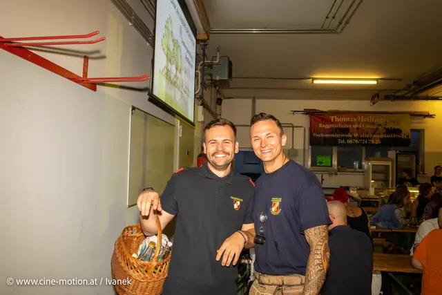 Marketender unterwegs mit ihren Spezialitäten  -Thomas und Manuel (vlnr). | Foto: www.cine-motion.at / Ivanek