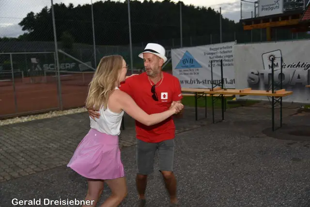 GR Gerald Rosenberger machte sogar ein Tänzchen  | Foto: Gerald Dreisieber