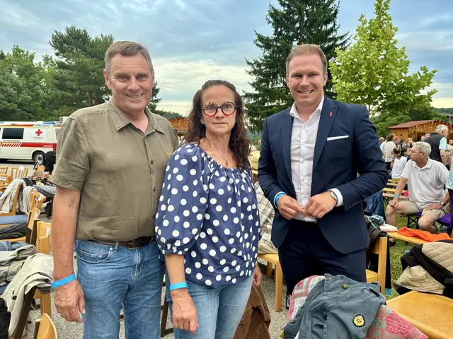 Landtagsabgeordneter Fabio Halb (rechts) traf in Henndorf auf seinen Eberauer Bürgermeisterkollegen Johann Weber und dessen Gattin. | Foto: Elisabeth Kloiber