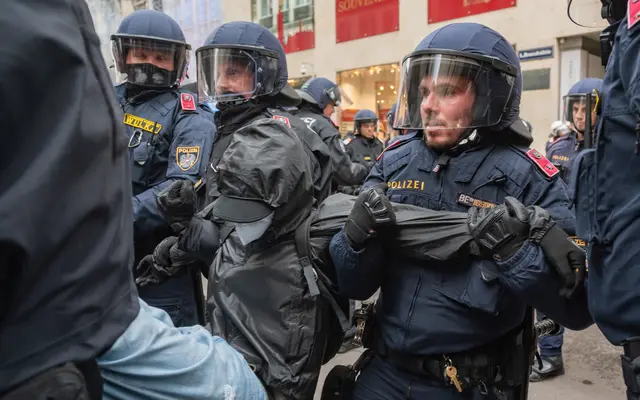Die Bilanz der Demonstrationen am Samstag: Über 200 Anzeigen und 56 Festnahmen.  | Foto:  Isabelle Ouvrard / SEPA.Media / picturedesk.com