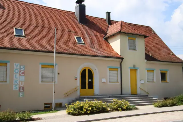Volksschule (Bild) und Kindergarten Olbendorf: Die Entscheidung über Neubau oder Sanierung ist noch nicht gefallen. | Foto: Martin Wurglits