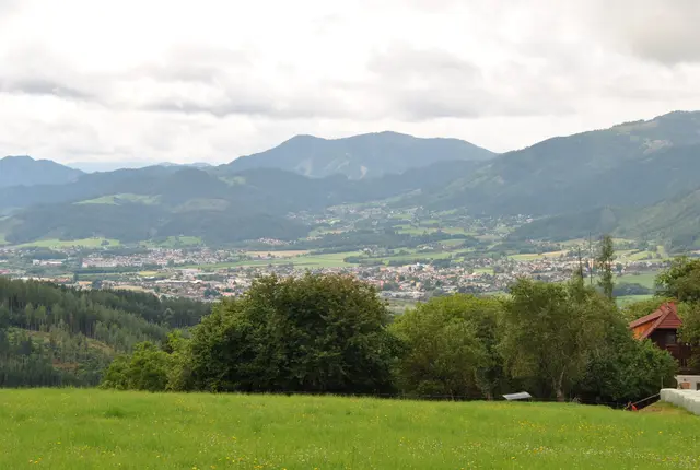 Das Anwesen Helfenegger vlg. Taferner bieter immer wieder einen atemberaubenden Blick ins Mürztal | Foto: Tamara Himsl