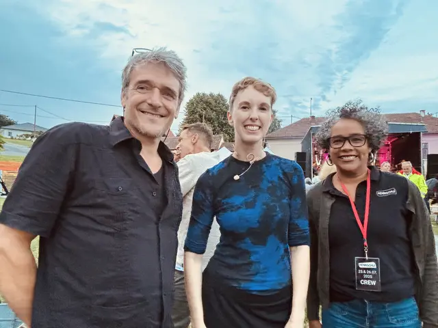 Ehepaar Spörk mit Kabarettistin Sonja Pikart (Mitte).  | Foto: Dagmar Tutschek