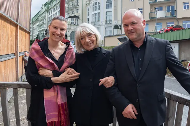 V.l.: Kultur.Sommer.Semmering-Geschäftsführerin Nina Sengstschmid, Schauspielerin und Sängerin Erika Pluhar und Intendant Florian Krumpöck vor dem Grandhotel Panhans.  | Foto: er