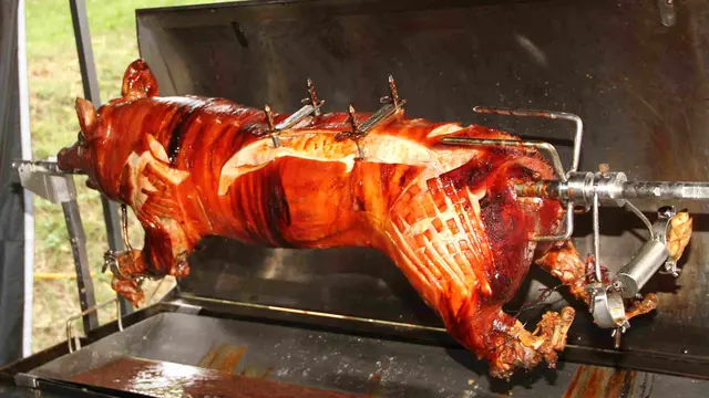 Josef Matzinger ließ mit seinem Spanferkel den kulinarischen Genüssen keinen Wunsch offen.  | Foto: Peter Seper