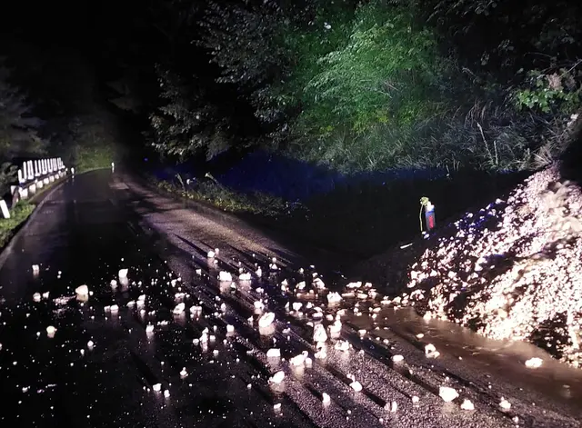 Die Sperre der B 176 Kössener Straße bleibt voraussichtlich noch bis Montagvormittag aufrecht.  | Foto: ZOOM.TIROL