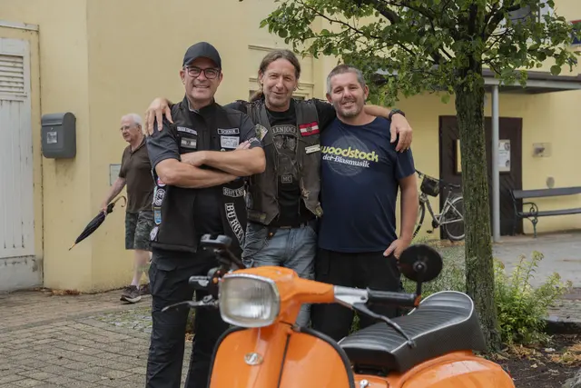 Beim Bestaunen der Maschinen kam es zu regem Austausch. | Foto: Sophia Braun