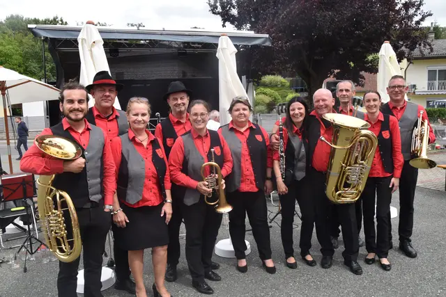 Der Musikverein "Holz &amp; Blech" spielte beim Frühschoppen in Oberdorf. | Foto: Michael Strini