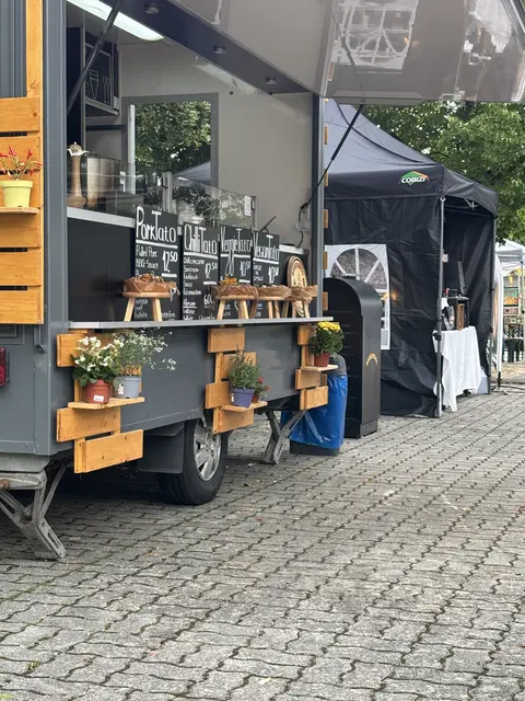 Besucherinnen und Besucher konnten sich durch authentische Speisen und Getränke kosten. | Foto: Rosenberger