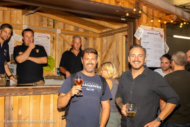 Kurt Ehn - Mitte vorne mit Rosèwein - dahinter die Barbetreuer. | Foto: www.cine-motion.at / Ivanek