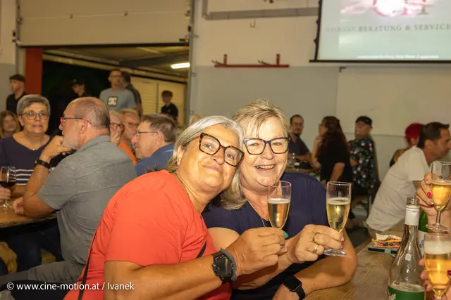 Renate Gailer und Edith Ö. erheben ihr Sektglas. | Foto: www.cine-motion.at / Ivanek
