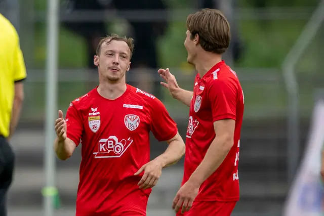 Gratulation für den KSV-Goldtorschützen Thomas Maier durch Kapitän Florian Prohart. | Foto: GEPA pictures
