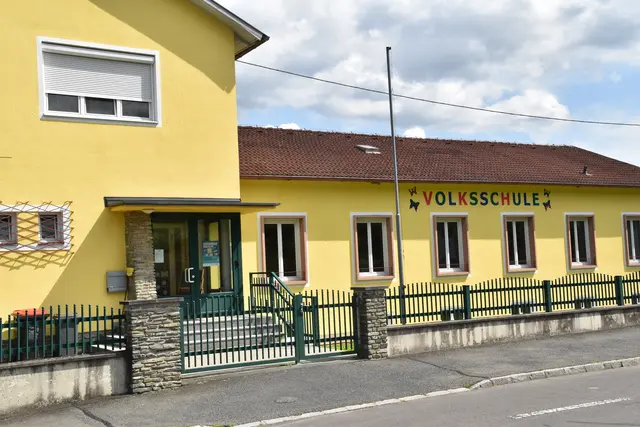 Die Volksschule Heiligenbrunn soll vorerst teilsaniert, aber nicht erweitert werden. | Foto: Martin Wurglits