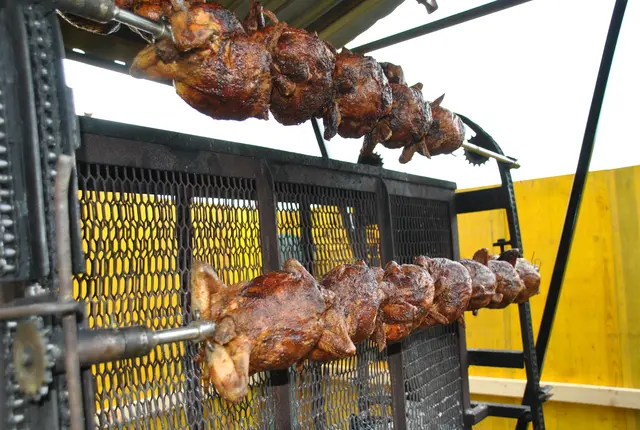 Wenn etwas immer wieder zu den Jasnitzer Festen lockt, sind das die knusprigen Grillhühner! | Foto: Tamara Himsl