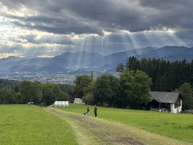 Die Sonne suchte sich ihren Weg durch die Wolken und tauchte das Mürztal ins strahlende Licht.  | Foto: Tamara Himsl
