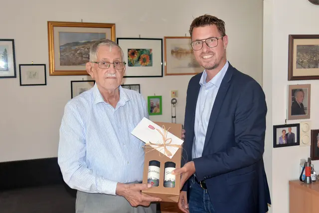 Bgm. Christian Härting gratulierte Bruno Spiess zum 90. Geburtstag und überreiche ein Geschnk der Gemeinde. | Foto: MG Telfs/Dietrich