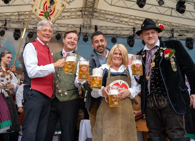LH Peter Kaiser, Bürgermeister Günther Albel, Oliver Plieschnig (Villacher Brauerei), Kirchtagsobfrau Gerda Sandriesser, Kurt Maschke (Bauerngman Villach) (v.l.) beim Villacher Kirchtag. | Foto: LPD Kärnten/Steinacher