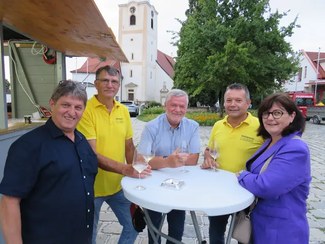 Bürgermeister Eduard Scheuhammer und 2. Vizebürgermeister Christian Schriefl freuten sich über viele Besucher am Dorfplatz in St. Margarethen.