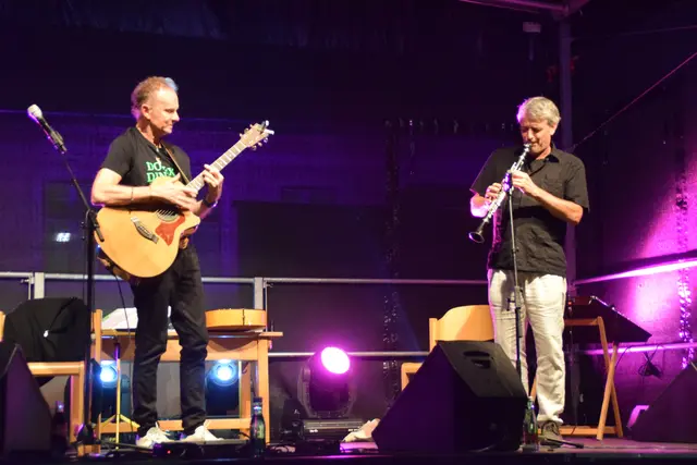 Kabarettist Willy Astor (li.) und Christof Spörk standen für ein Abschiedsstück gemeinsam auf der Henndorfer Dorfbühne.   | Foto: Elisabeth Kloiber