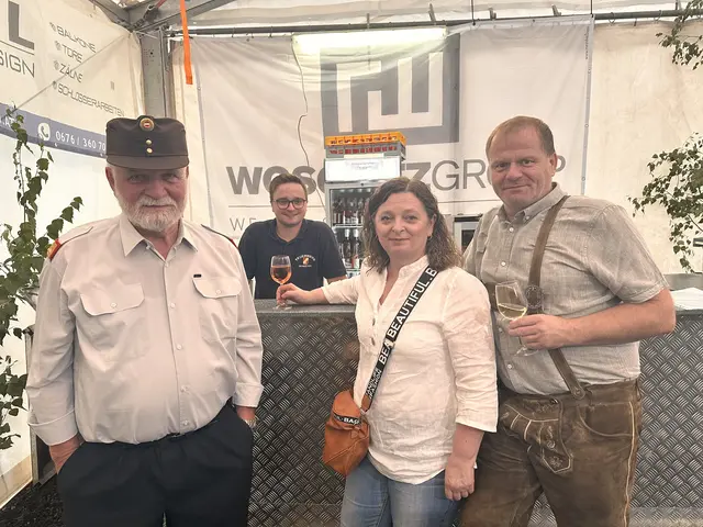 Franz und Felix Kummer, Barbara Trenker und Andreas Kummer bei der Weinbar  | Foto: Lisa Stöckl