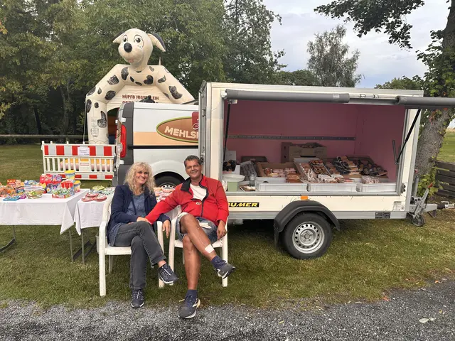 Heidi und Harry waren mit einem Verkaufsstand voller süßer Köstlichkeiten vertreten  | Foto: Lisa Stöckl 