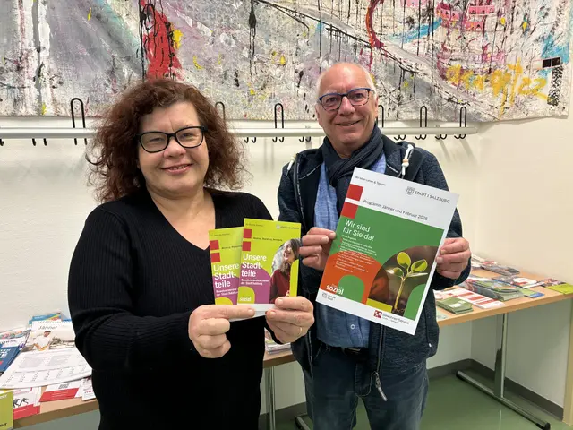 Doris Wlczek-Spanring und Christian Reisinger vom Bewohnerservice-Lehen. Auch hier können die Schulsachen abgegeben werden.  | Foto: Lisa Gold