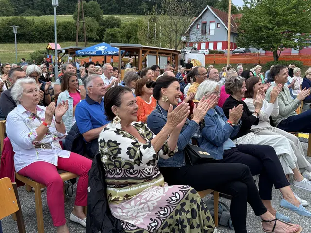 Viel Applaus gab es auch für Kabarettistin Sonja Pikart.  | Foto: Dagmar Tutschek