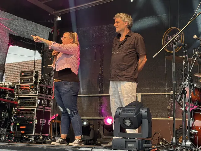 Julia Bücsek, Obfrau des veranstaltenden Kulturvereins Hennschui, und der künstlerische Leiter, Christof Spörk, bedanken sich bei den vielen ehrenamtlichen Helferinnen und Helfern | Foto: Dagmar Tutschek