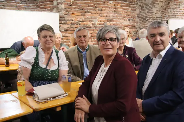 Am Ehrentisch: Bgm. Andrea Reichl (Deutsch Kaltenbrunn), Ortsvorsteher a.D. Johann Schwarz (Burgauberg), Bgm. Karin Kirisits (Hackerberg), Landtagspräsident a.D. Walter Temmel (von links). | Foto: Martin Wurglits