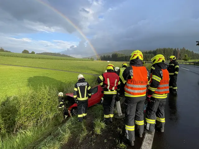 Den Einsatzkräften bot sich ein ungewöhnliches Bild, weil im Hintergrund ein Regenbogen zu sehen war. | Foto: FF Zwettl/Herbert Enzenhofer