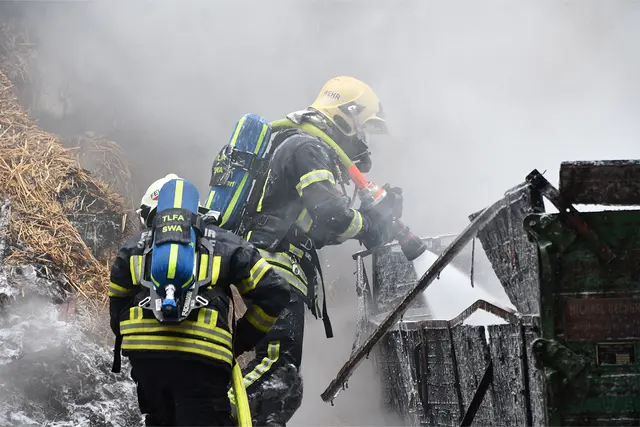 Gebäudebrand eines landwirtschaftlichen Objektes. Das Feuer konnte bald unter Kontrolle gebracht werden. | Foto: AFKDO Schwechat-Land