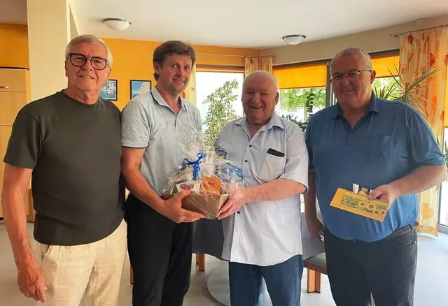 Obmann Herbert Ohr und Stellvertreter Rudolf Geißler überreichen im Namen des Seniorenbundes Urkunden und Glückwünsche. | Foto: Rudolf Geißler