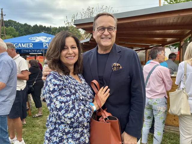 Die Opernsänger Dietmar Kerschbaum und seine Gattin Renate Pitscheider waren auch unter den Kabarett-Gästen zu finden.  | Foto: Elisabeth Kloiber