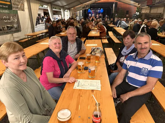 Familie Schmidt nach Abschluss der Fahrzeugsegnung  | Foto: Lisa Stöckl 