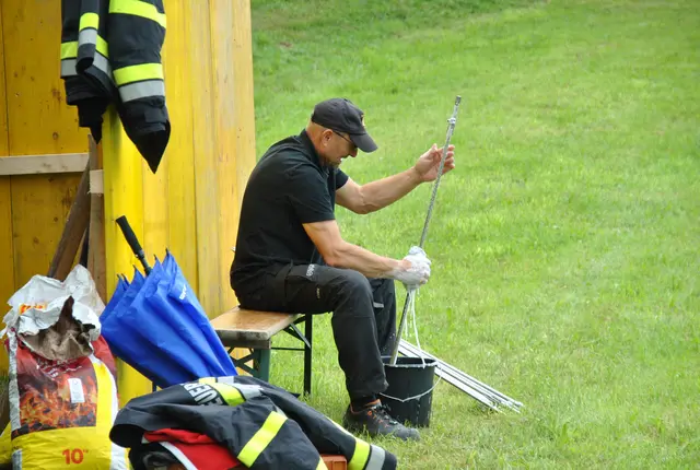 Kommandant hin oder her - die Arbeit muss erledigt werden, bei der FF Jasnitz kein Thema des Rangs (hier HBI Franz Schoberer beim Putzer der Hühnergrillstäbe) | Foto: Tamara Himsl