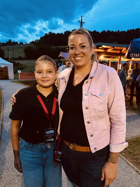 Auch die Tochter von Obfrau Julia Bücsek packte tatkräftig mit an. | Foto: Dagmar Tutschek