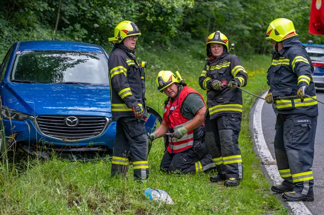 Die Feuerwehr kümmerte sich um das verunfallte Auto. | Foto: TEAM FOTOKERSCHI