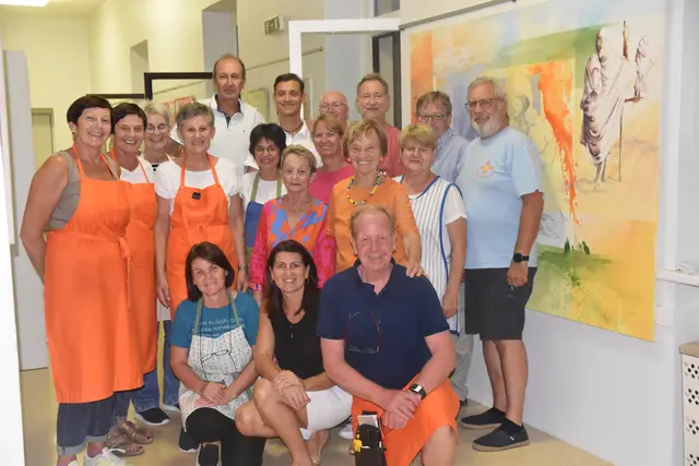 Christian Bammer (vorne rechts) und sein Team sorgten für das leibliche Wohl beim Caritas-Buschenschank. | Foto: Michael Strini