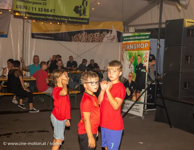 Auch diese Kleinen halfen fleißig beim Fest mit. | Foto: www.cine-motion.at / Ivanek