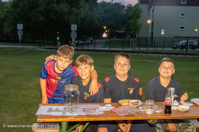 Manuel und FF-Jugend: Daniel, Johannes und Markus (vlnr). | Foto: www.cine-motion.at / Ivanek