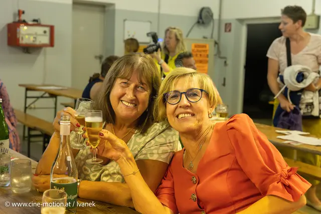 Johanna E. und Silvia I. schließen sich dem Sektgenuß an (vlnr). | Foto: www.cine-motion.at / Ivanek