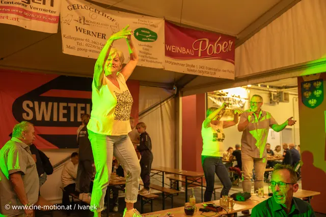 Table-Dancing bei einem Feuerwehrheurigen. | Foto: www.cine-motion.at / Ivanek