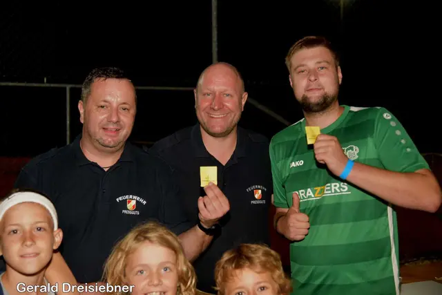 (re.) Der Gewinner von Zehn Kisten Bier Patrick Höllerbauer aus St. Johann bei Herberstein | Foto: Gerald Dreisieber