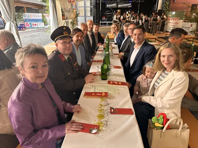 Am Samstag waren zahlreiche Ehrengäste beim Schlösselfest in Bernstein vertreten  | Foto: Lisa Stöckl 