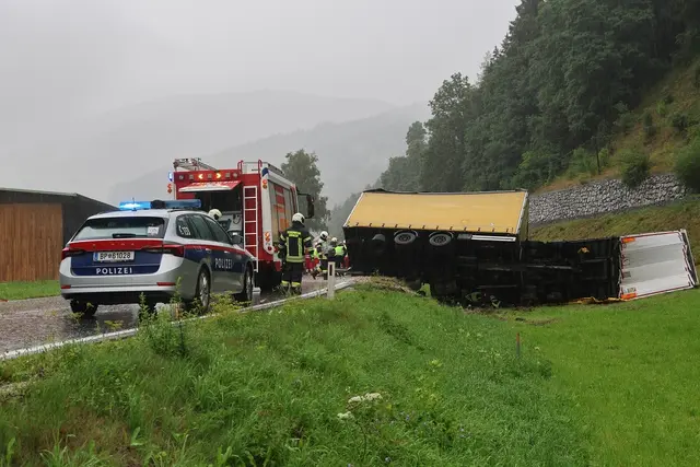 Der Lkw landete im Straßengraben. | Foto: BFV Judenburg