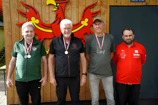 Josef Laiminger (2.v.l. - SG Hopfgarten) holte bei den Landesmeisterschaften für Feuerpistole in Schwoich 2025 Gold mit der Sportpistole in der Seniorenklasse 2. | Foto: Christian Kramer / TLSB