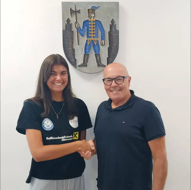 Helena Ferstl-Schmid beim Shakehands mit Bürgermeister Georg Rosner | Foto: Georg Rosner